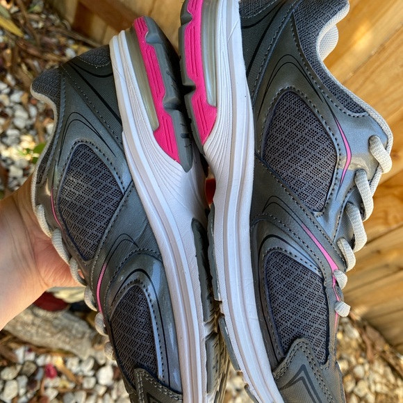 L.A. Gear Women's Memory Foam Athletic Leather/Mesh Sneakers, Gray&Pink, 7 1/2 - Picture 8 of 10